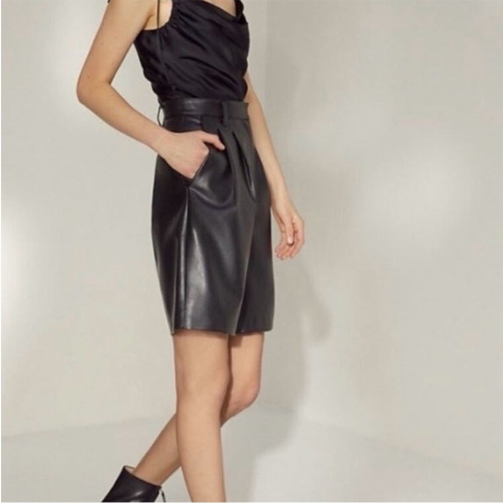 Aritzia Wilfred Limerick Vegan faux Leather pleated Shorts Black Size 4